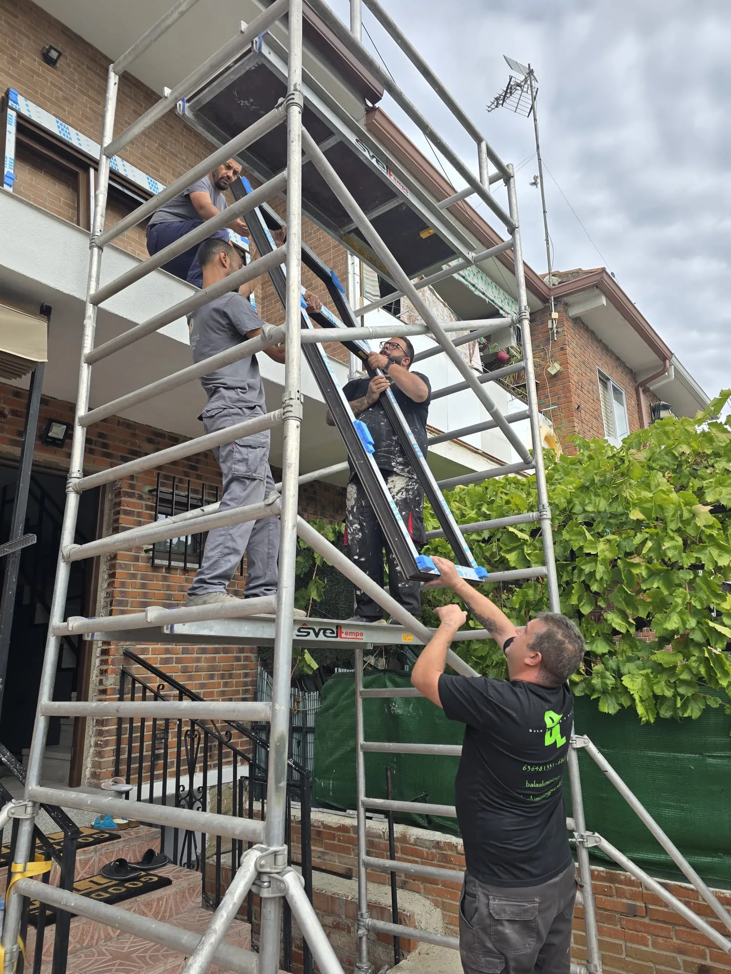 Instalación de cerramiento hermético de terraza a medida en Madrid - ANDAMIO 1
